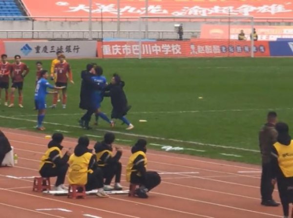 渝超惊东谈主一幕!全队围殴主裁判,拉齐拉不住,绝平进球被吹