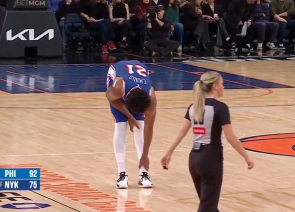 那处造不了犯规！恩比德上篮倒出场外小崴一下 影相师躲皆没躲开