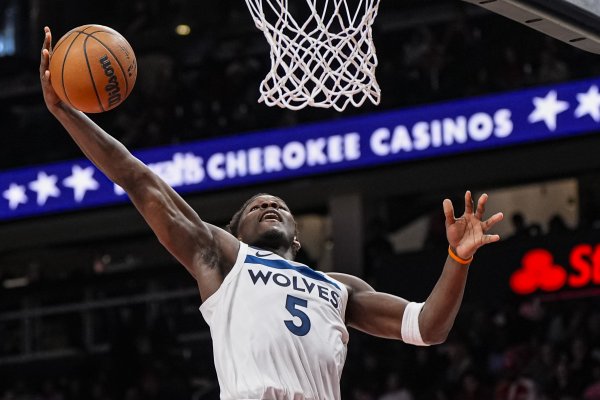 爱德华兹:对阵小米切尔我会早睡养足精神 因为他会全场紧逼我